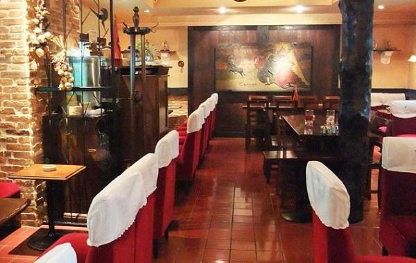 Δεν έχεις λεφτά να πληρώσεις; Θα πλύνεις πιάτα!