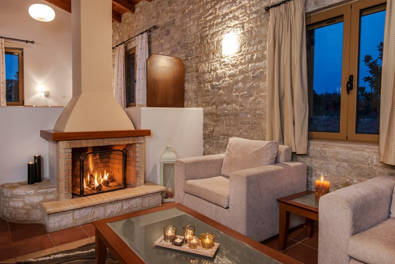 Η τυχερή της κλήρωσης για την τριήμερη διαμονή σε πολυτελή κατοικία της Κυπαρισσίας