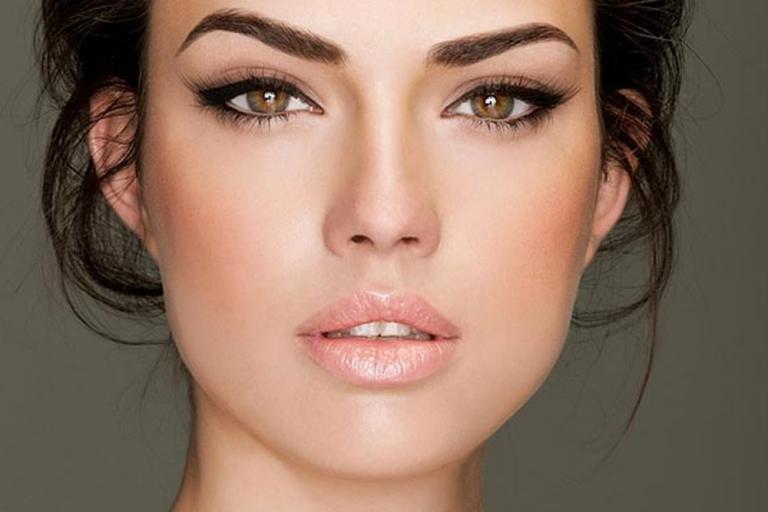 Πώς να μην γυαλίζει το πρόσωπό σας σε 1′