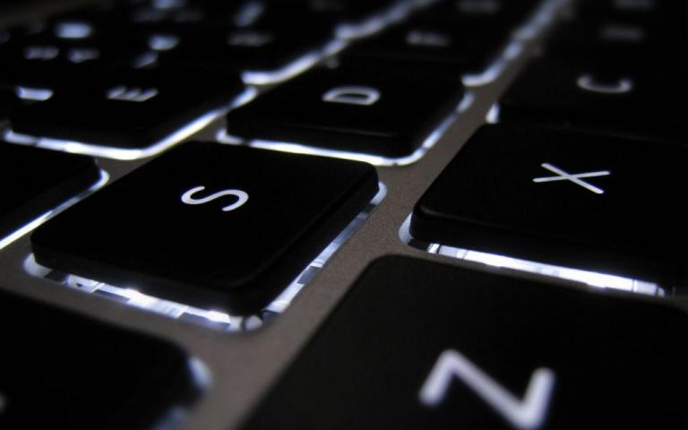 Η Apple θα μας σώσει από… τα ψίχουλα στο πληκτρολόγιό μας