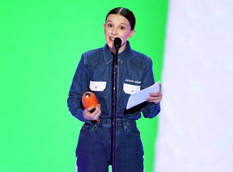 Η Μιλι Μπόμπι Μπράουν φοράει Calvin Klein και στέλνει το δικό της μήνυμα