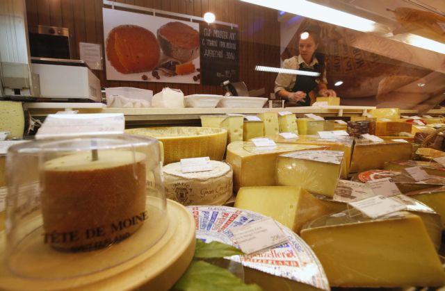 Τυριά με μέλι και σουσάμι