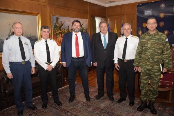 Γίνεται της ακροδεξιάς το… κάγκελο