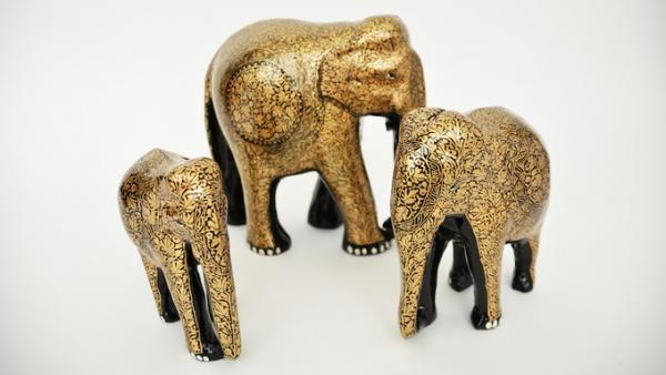 Χειροποίητοι διακοσμητικοί ελέφαντες αναλαμβάνουν ρόλο διασώστη