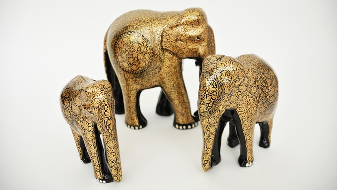 Χειροποίητοι διακοσμητικοί ελέφαντες αναλαμβάνουν ρόλο διασώστη