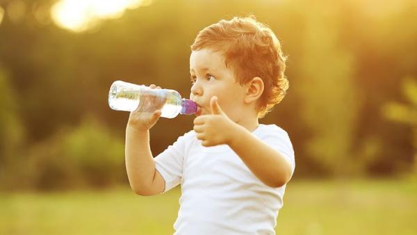 Πώς να μάθετε στο παιδί σας να πίνει νερό