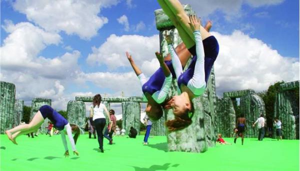 Ιεροσυλία: Γιγάντιο φουσκωτό παιχνίδι για παιδιά το Στόουνχεντζ