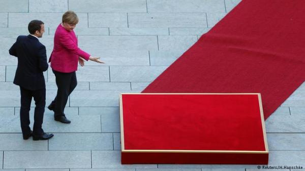 Φύλλο και φτερό οι προτάσεις Μακρόν