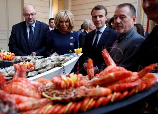 Το ζεύγος Μακρόν δοκιμάζει… γαλλική κουζίνα