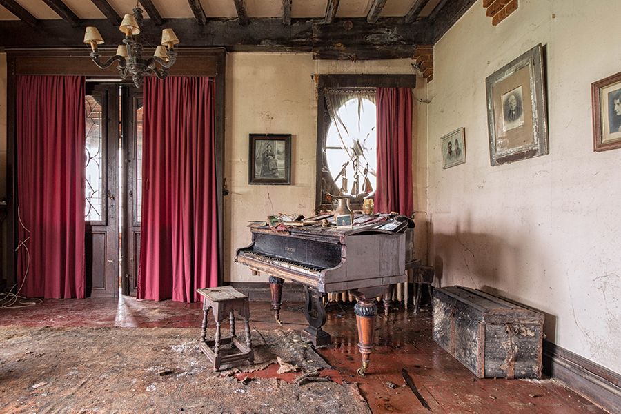 Σκονισμένα πιάνο σε εγκαταλελειμμένες βίλες της Ευρώπης
