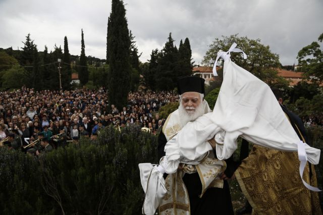 Η τελετή Αποκαθήλωσης στη Μονή Πεντέλης