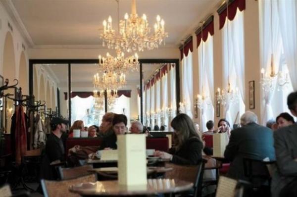 Ξαναεπιτρέπει το κάπνισμα η κυβέρνηση της Αυστρίας