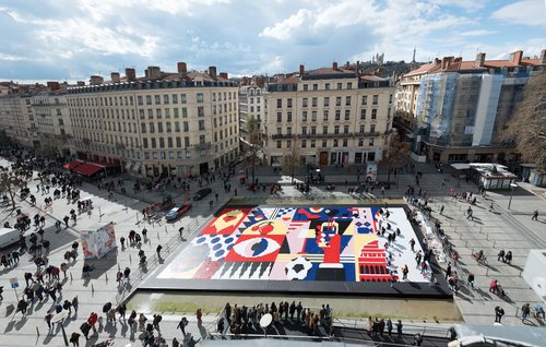 Ο πεζόδρομος της Λιόν στολίζεται με μια street art τοιχογραφία