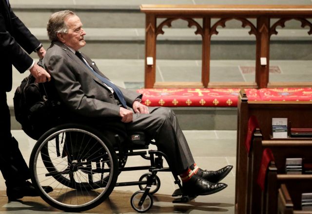ΗΠΑ: Στο νοσοκομείο ο πρώην πρόεδρος Μπους μετά την κηδεία της συζύγου του