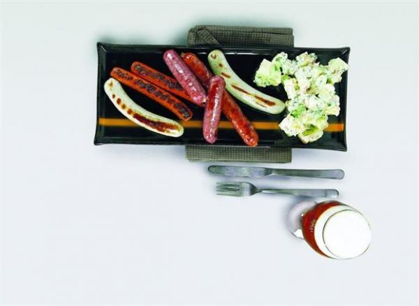 Ποικιλία λουκάνικων µε πατατοσαλάτα