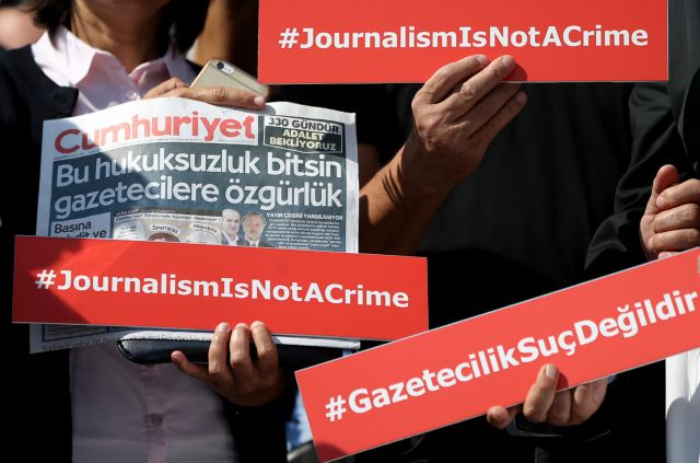 Ποινές φυλάκισης σε δημοσιογράφους της Cumhuriyet για «τρομοκρατικές» δραστηριότητες
