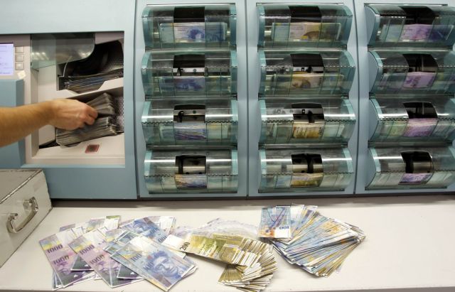 Bloomberg: Που οφείλεται η διολίσθηση του ελβετικού φράγκου