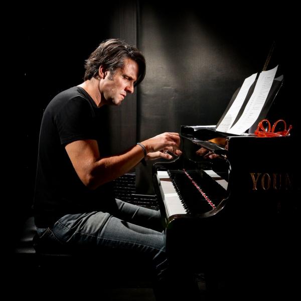 Ο Θοδωρής Οικονόμου Κυριακή πρωί στο Κεφαληννίας