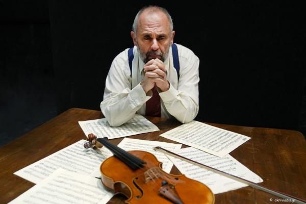 Ο Χατζάκης συνομιλεί με τον Σοστάκοβιτς στο Μέγαρο Μουσικής