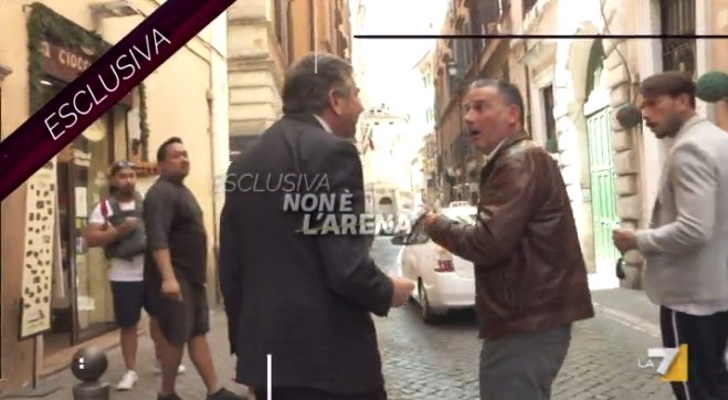 Σάλος στην Ιταλία: Πρώην υπουργός χαστούκισε δημοσιογράφο [Βίντεο]