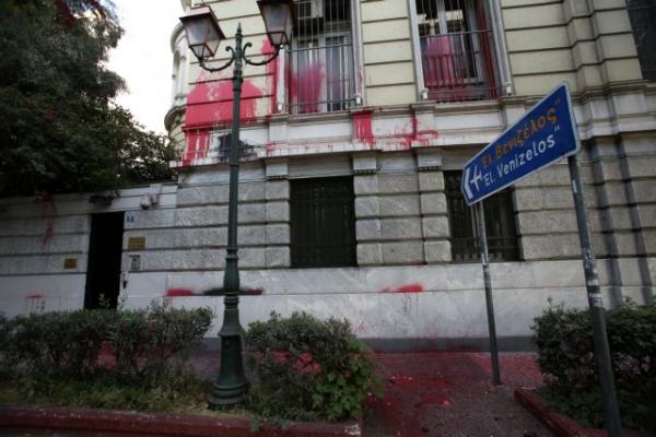 Εξαλλες οι πρεσβείες από τις επιθέσεις του Ρουβίκωνα