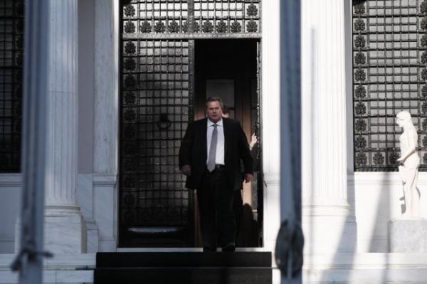 Σε «ομηρία» το Μαξίμου από τον Καμμένο παρά την οργή εναντίον του