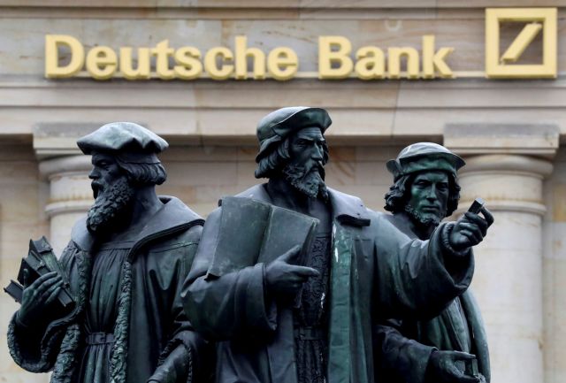 Bloomberg: Κατά λάθος πληρωμή 28 δισ. ευρώ έκανε η Deutsche Bank