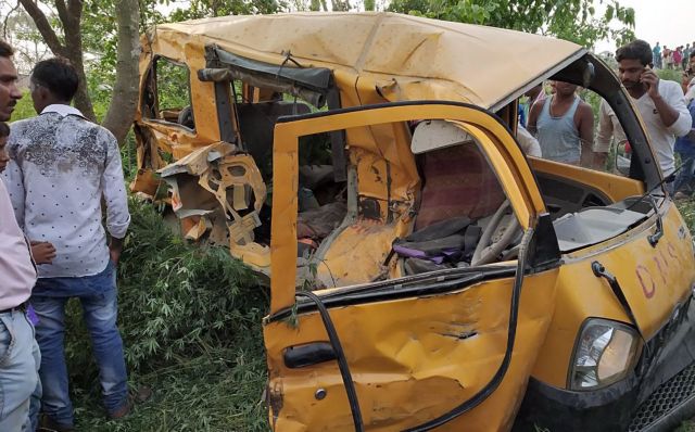 Ινδία: 13 παιδιά νεκρά μετά από σύγκρουση σχολικού λεωφορείου με τρένο
