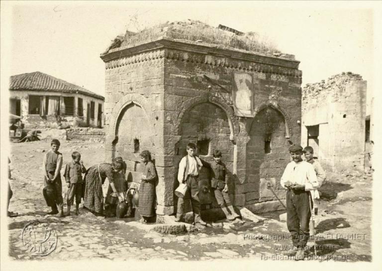 Εκεί στις βρύσες