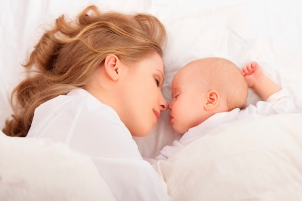 Τελικά είναι ασφαλές να κοιμάσαι μαζί με το μωρό;