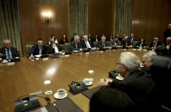 Εγκλωβισμένο στην εκλογολογία το Μέγαρο Μαξίμου