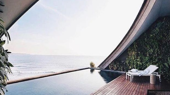 Υπέροχοι χώροι χαλάρωσης δίπλα στο νερό