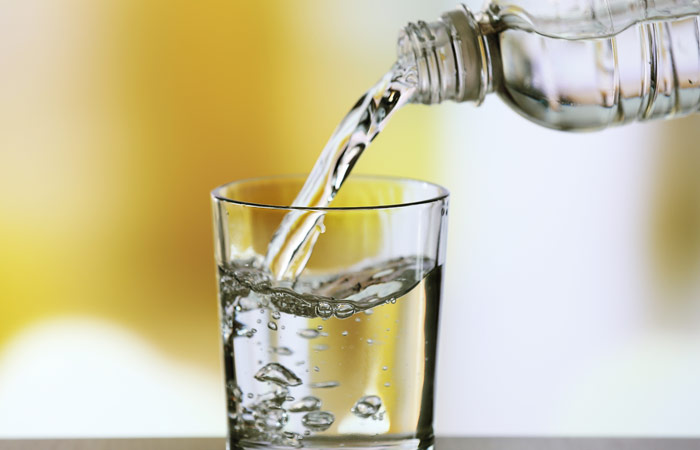 Μελέτη εξηγεί γιατί το αλκοόλ μας προκαλεί δίψα