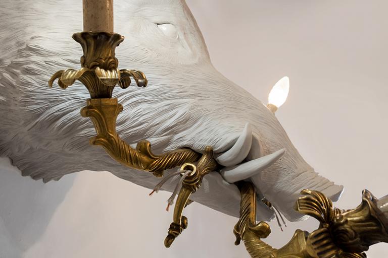 Αγάλματα ζώων φωτίζουν τον χώρο