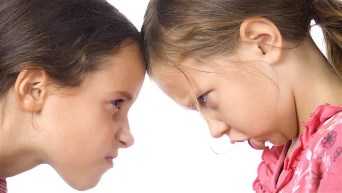 10 τρόποι να σταματήσουμε τους αδερφικούς καβγάδες (χωρίς να βάλουμε τις φωνές)