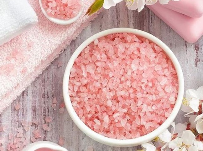 Φτιάξτε μόνες σας ένα φυσικό scrub με αλάτι Ιμαλαΐων