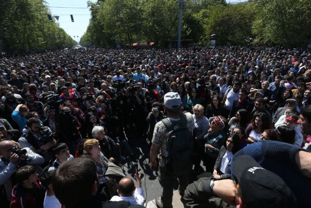 Αρμενία: Διαδηλώσεις κατά της πρωθυπουργοποίησης Σαρκισιάν