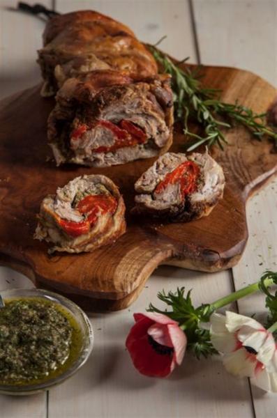 Ρολό αρνάκι γεμιστό με πιπεριές Φλωρίνης και πέστο δεντρολίβανο