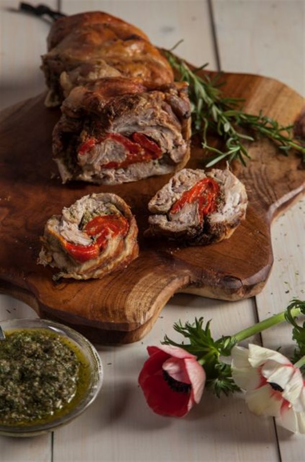 Ρολό αρνάκι γεμιστό με πιπεριές Φλωρίνης και πέστο δεντρολίβανο