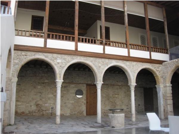 Έργα τέχνης γυναικών από Συρία και Αφγανιστάν στο πιο παλιό σπίτι της Αθήνας