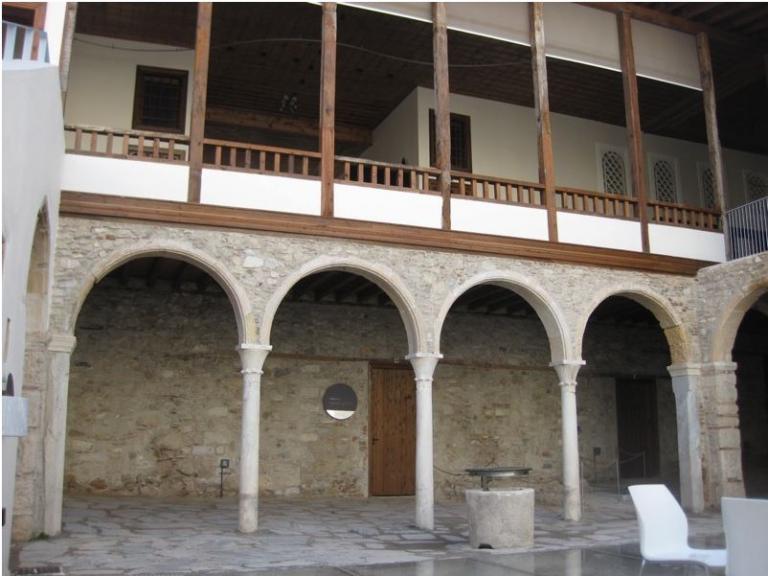 Έργα τέχνης γυναικών από Συρία και Αφγανιστάν στο πιο παλιό σπίτι της Αθήνας