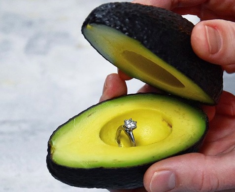 Το αβόκαντο κάνει καλό και στην πρόταση γάμου