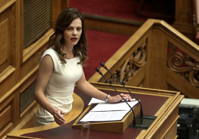 Αχτσιόγλου: Εύλογη η δυνατότητα αναδοχής από ζευγάρια με σύμφωνο συμβίωσης