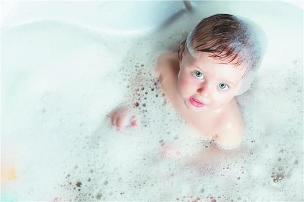 Πέντε λόγοι που το μπάνιο βοηθάει το παιδί μας να αναπτυχθεί
