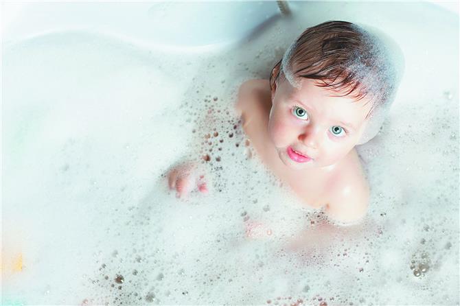 Πέντε λόγοι που το μπάνιο βοηθάει το παιδί μας να αναπτυχθεί