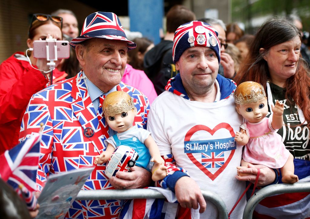 Η Βρετανία γιορτάζει για το νέο μέλος της βασιλικής οικογένειας