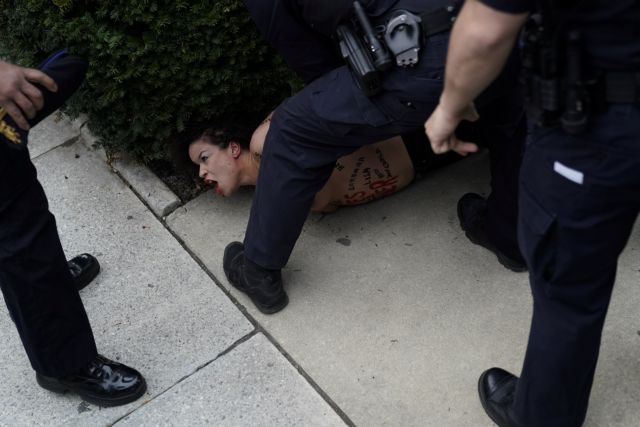 «Επίθεση» από γυμνόστηθη ακτιβίστρια δέχτηκε ο Μπιλ Κόσμπι