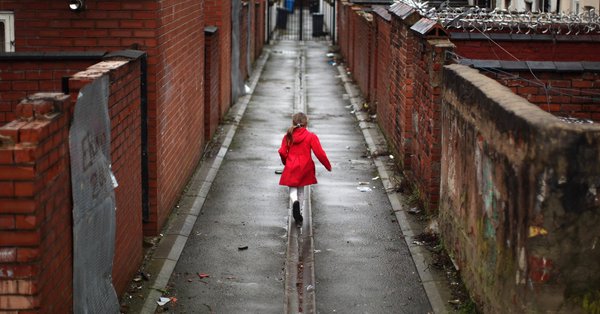 Η παιδική φτώχεια μαστίζει τη Βρετανία - Παίρνουν φαγητό από το σχολείο