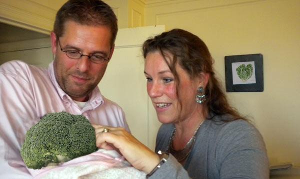 Βίγκαν ζευγάρι υιοθέτησε μπρόκολο, γιατί δεν ήθελε παιδί από σάρκα και αίμα