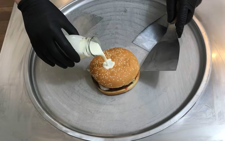 Burger ή παγωτό; Τώρα και τα δύο μαζί [Βίντεο]